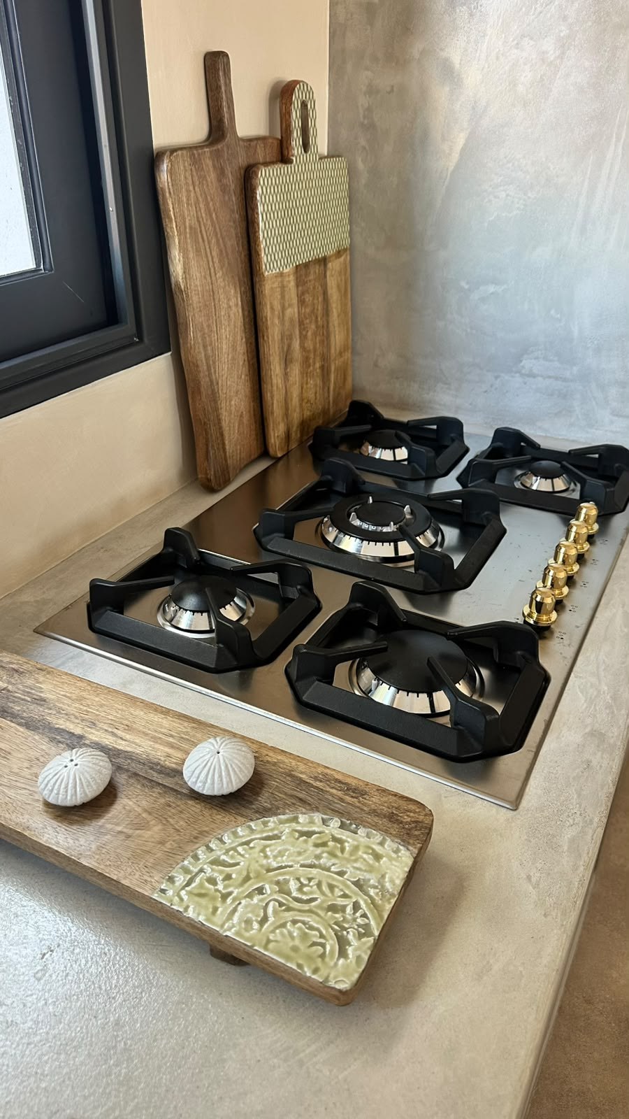 Five-burner gas hob with brass knobs
